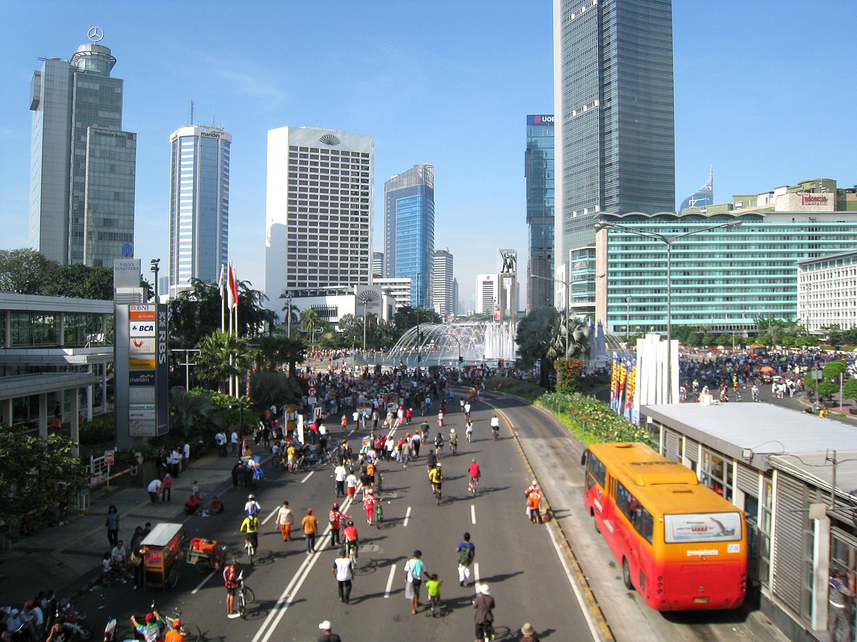 IMAGE: Jakarta Car-Free Day (Gunawan Kartapranata CC BY-SA 3.0)